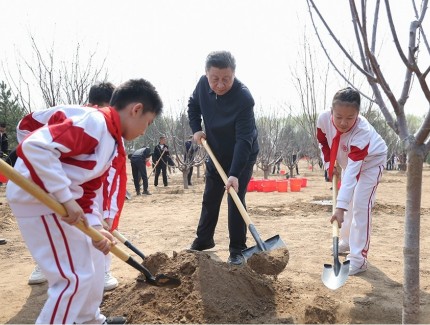 黨和國家領導人參加首都義務植樹活動”